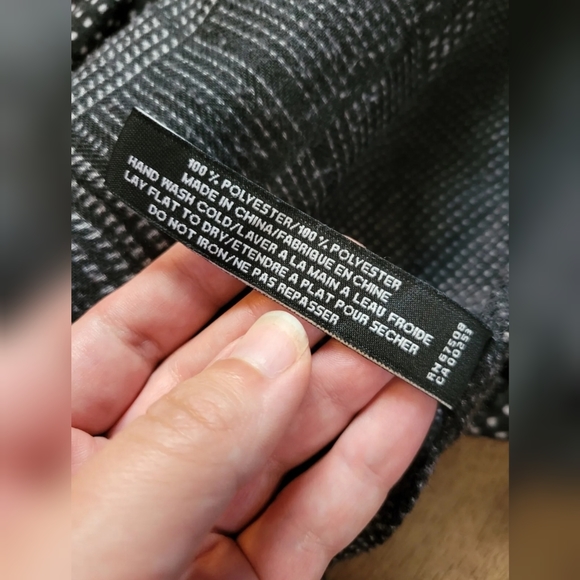 FREE W BUNDLE Jones New York patterned circle scarf - Picture 5 of 7